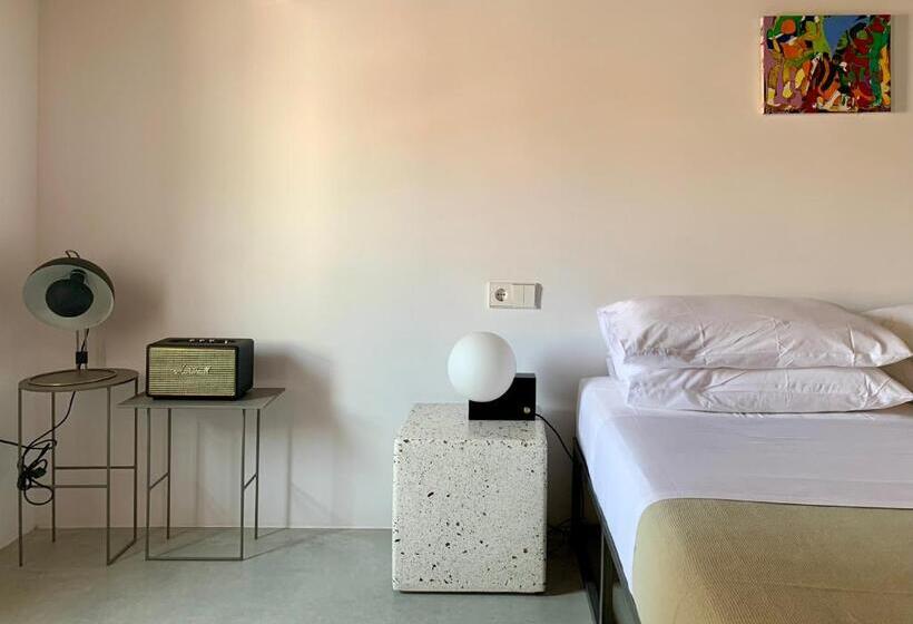 اتاق لوکس, Fragile