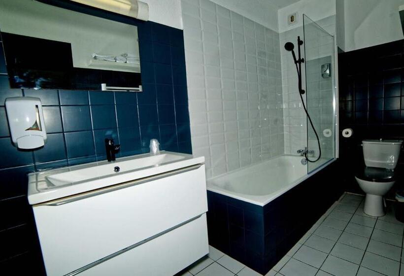 غرفة قياسية ثلاثية, Le Permayou