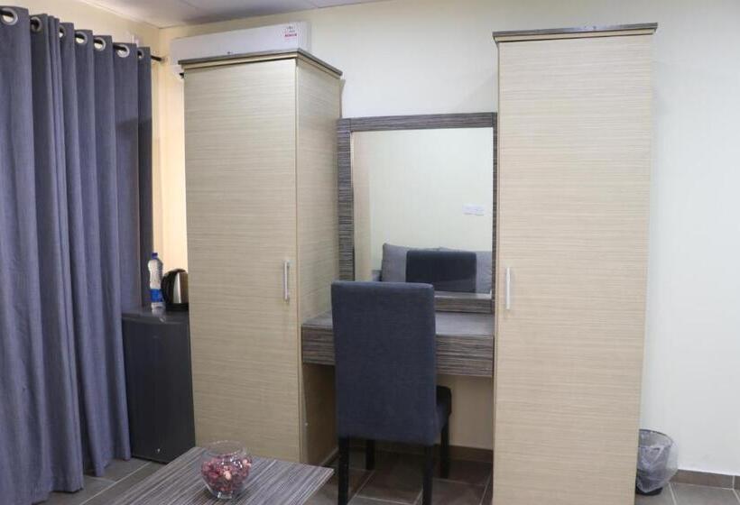 اتاق لوکس, The Cate House