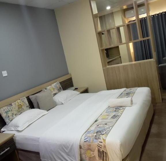 اتاق لوکس, The Cate House