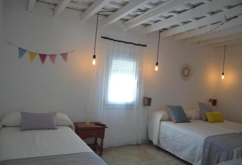 اتاق سهنفرۀ استاندارد با سرویس بهداشتی بیرون از اتاق, Pension Socaire Conil