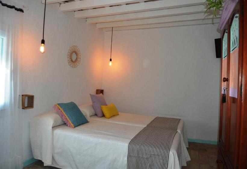 اتاق سهنفرۀ استاندارد با سرویس بهداشتی بیرون از اتاق, Pension Socaire Conil