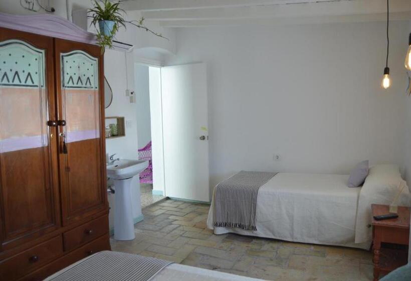 اتاق سهنفرۀ استاندارد با سرویس بهداشتی بیرون از اتاق, Pension Socaire Conil