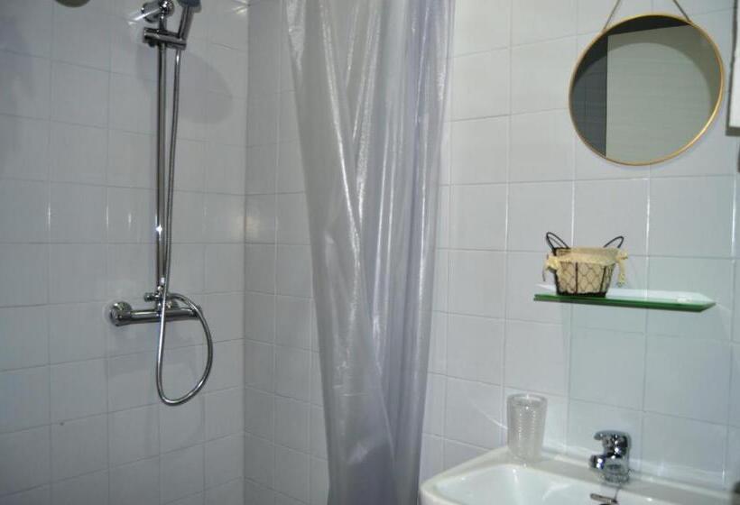 اتاق سهنفرۀ استاندارد با سرویس بهداشتی بیرون از اتاق, Pension Socaire Conil