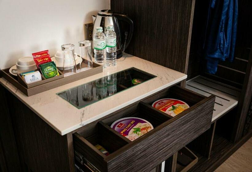 اتاق خانوادگی با چشمانداز دریا, Erica Nha Trang