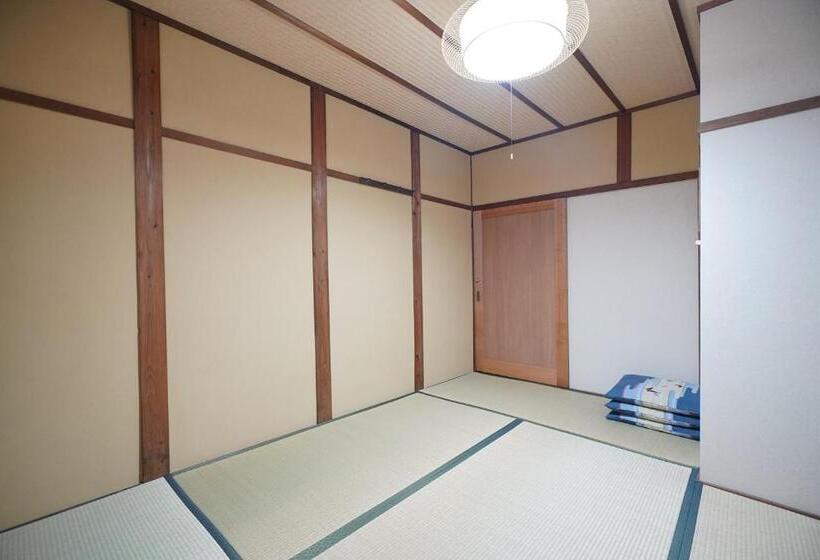 اتاق استاندارد سه تخته با سرویس بهداشتی مشترک, Uji Tea Inn