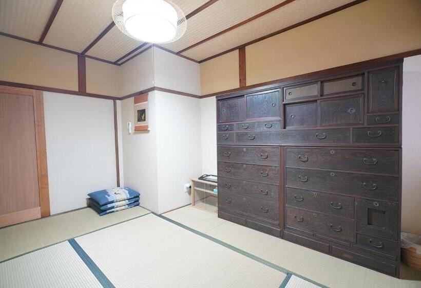 اتاق استاندارد سه تخته با سرویس بهداشتی مشترک, Uji Tea Inn