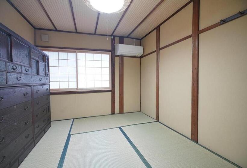 اتاق استاندارد سه تخته با سرویس بهداشتی مشترک, Uji Tea Inn