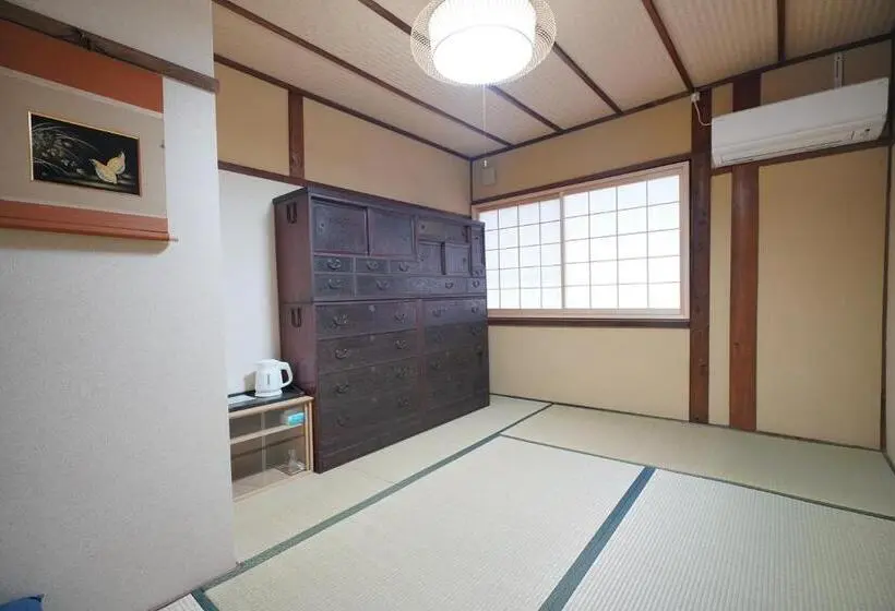 バスルーム共有のトリプルスタンダード, Uji Tea Inn