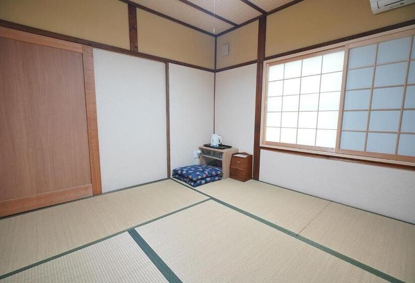 اتاق استاندارد با سرویس بهداشتی مشترک, Uji Tea Inn