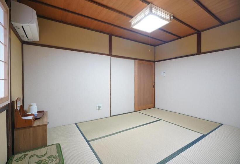 اتاق استاندارد چهارنفره با سرویس بهداشتی مشترک, Uji Tea Inn