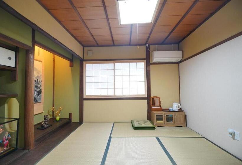 اتاق استاندارد چهارنفره با سرویس بهداشتی مشترک, Uji Tea Inn