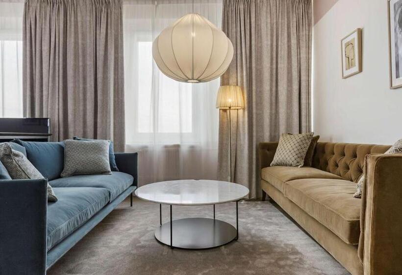 סוויטת אקזקיוטיב, עם מיטת קינג, Gio; Bw Signature Collection