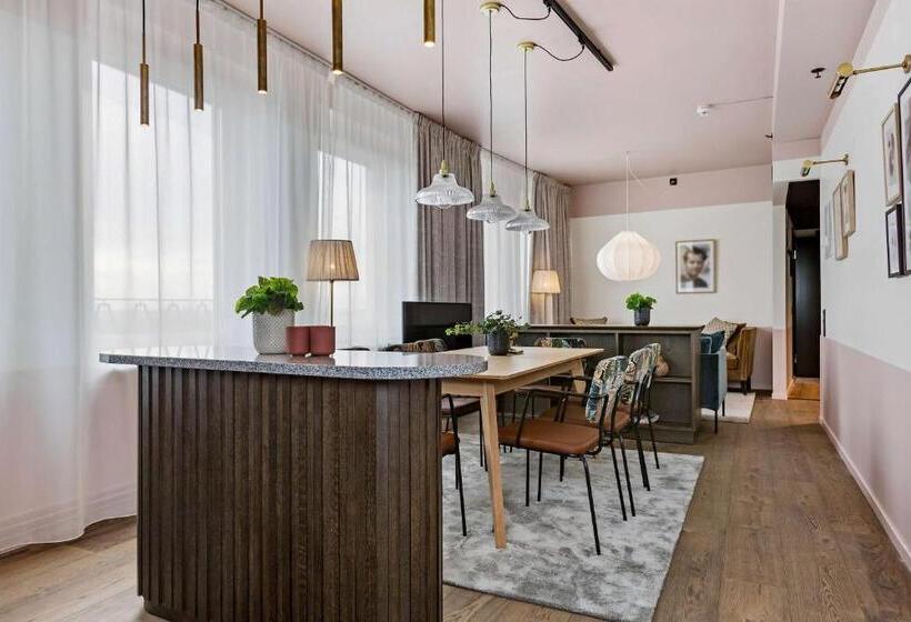 סוויטת אקזקיוטיב, עם מיטת קינג, Gio; Bw Signature Collection