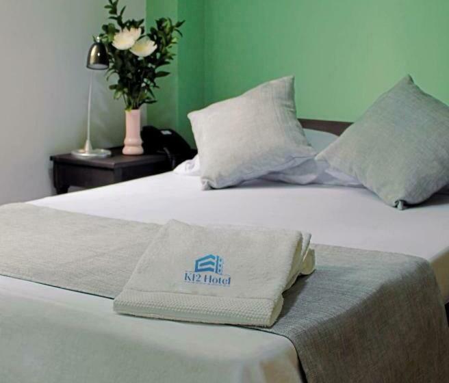 غرفة قياسية فردية, K12