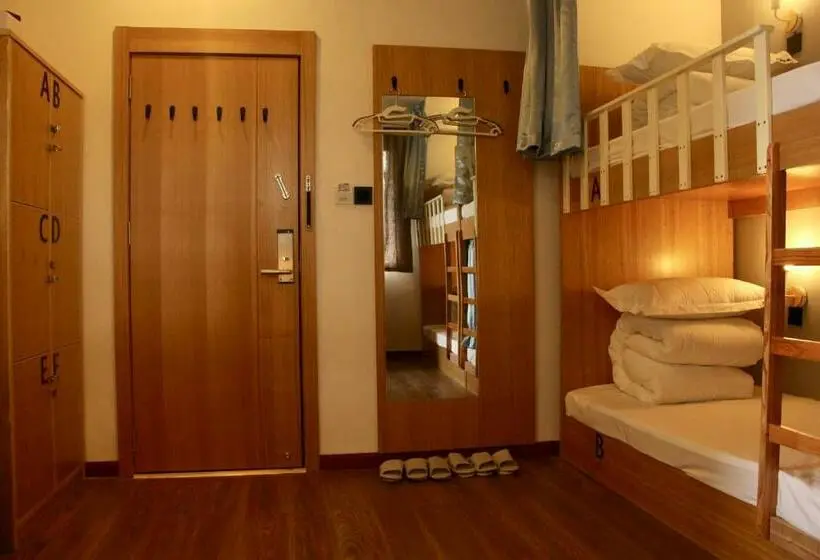 تختخواب در اتاق مشترک, Guilin Travel Light Hostel