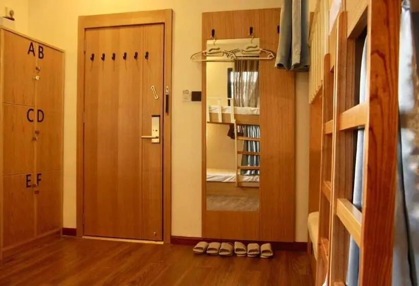 تختخواب در اتاق مشترک, Guilin Travel Light Hostel
