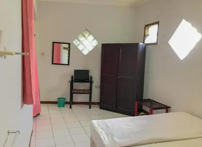 Deluxe-huone, Lie Mas Prigen Pasuruan Mitra Reddoorz