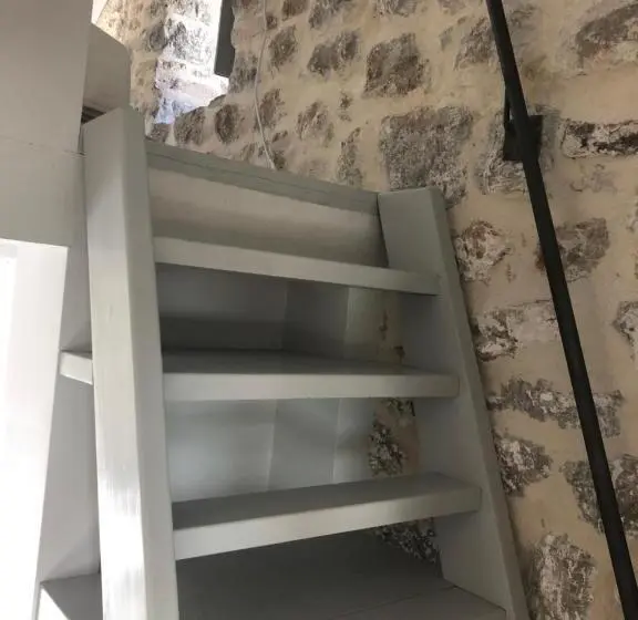 استودیو استاندارد با چشم‌انداز استخر, Palazzo Sbutega