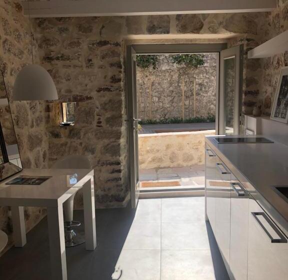 استودیو استاندارد با چشمانداز استخر, Palazzo Sbutega