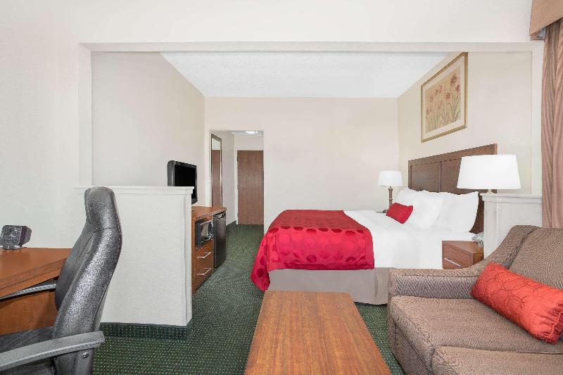 מיטת קינג בסוויטה, Ramada By Wyndham Denver International Airport