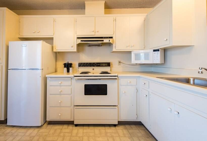 جناح إدارى, Coral Reef Inn & Condo Suites