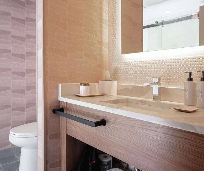 מיטת קינג בסוויטה, The Bentley Hotel Southampton