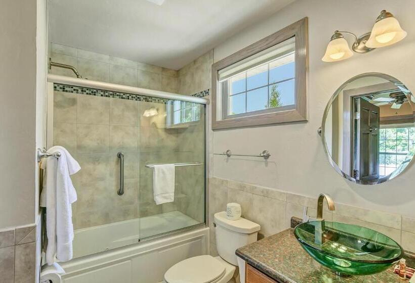 جناح, Fish Creek Inn