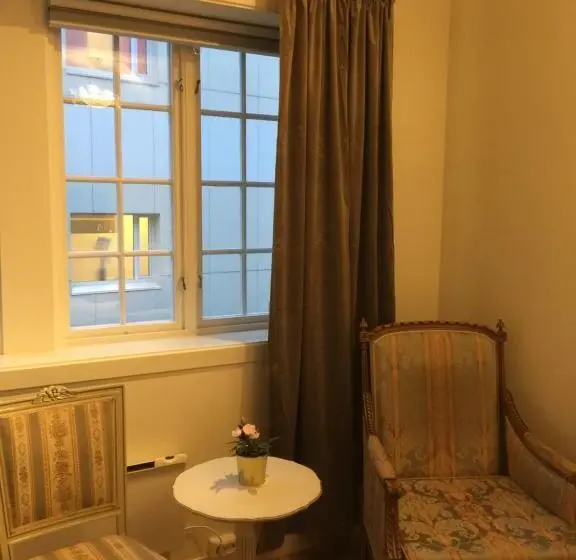 Delüks Oda, Holsthuset Losji