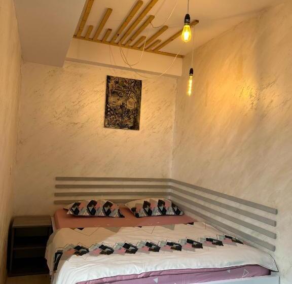 استودیو خانوادگی, Teodoroiu Nr. 5