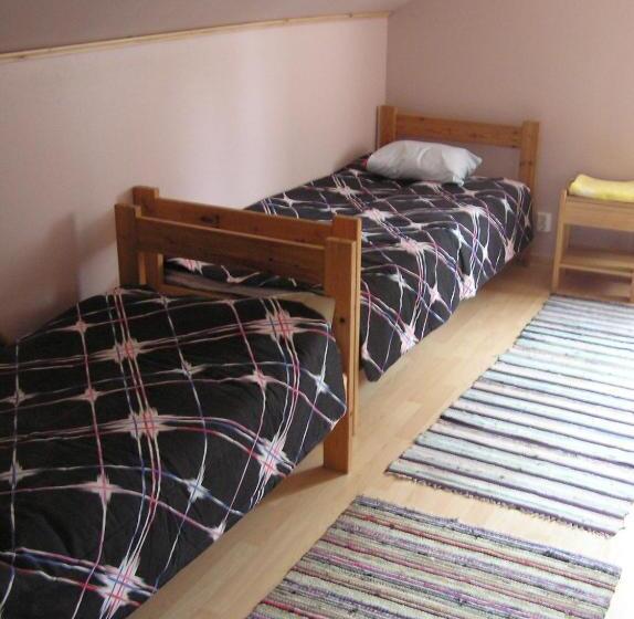 基本三人间, Majatalo Tyrni