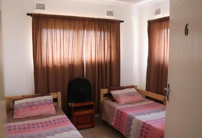 חדר אקונומי לשלושה, Umkomaas Lodge