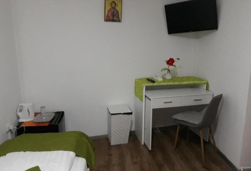 标准单人间, Amaraz Center