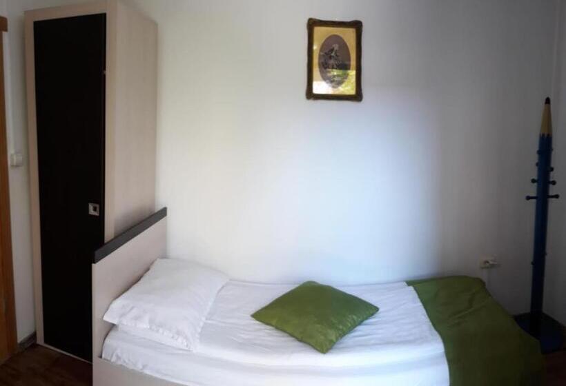 标准单人间, Amaraz Center