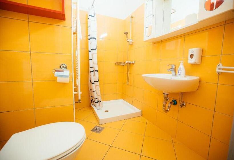 استودیوی استاندارد, Motel Port