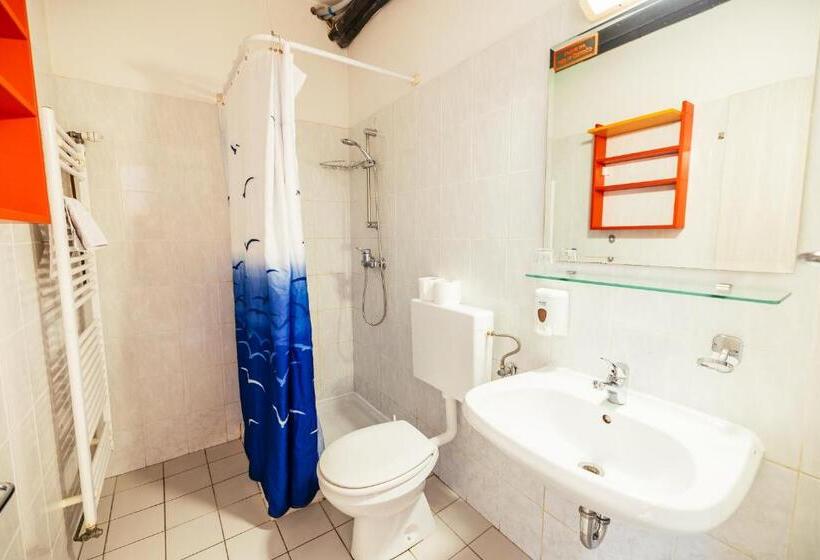 اتاق استاندارد چهار تخته, Motel Port