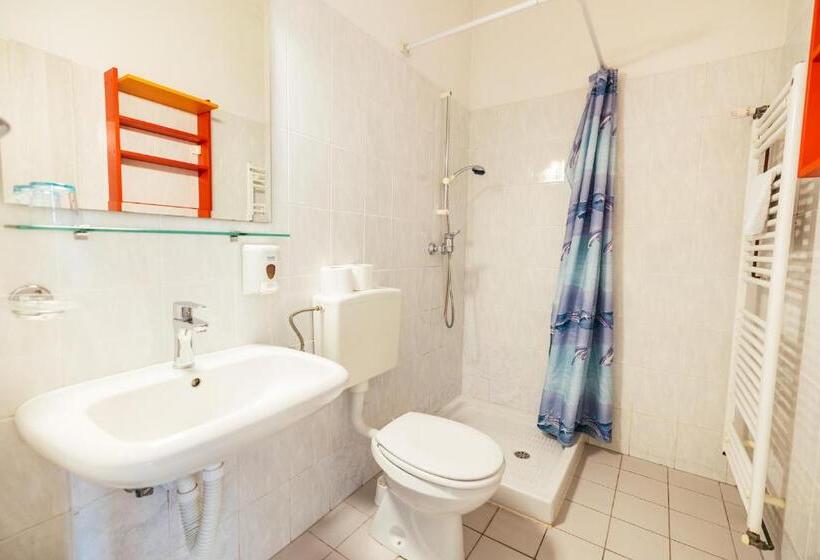 اتاق استاندارد چهار تخته, Motel Port