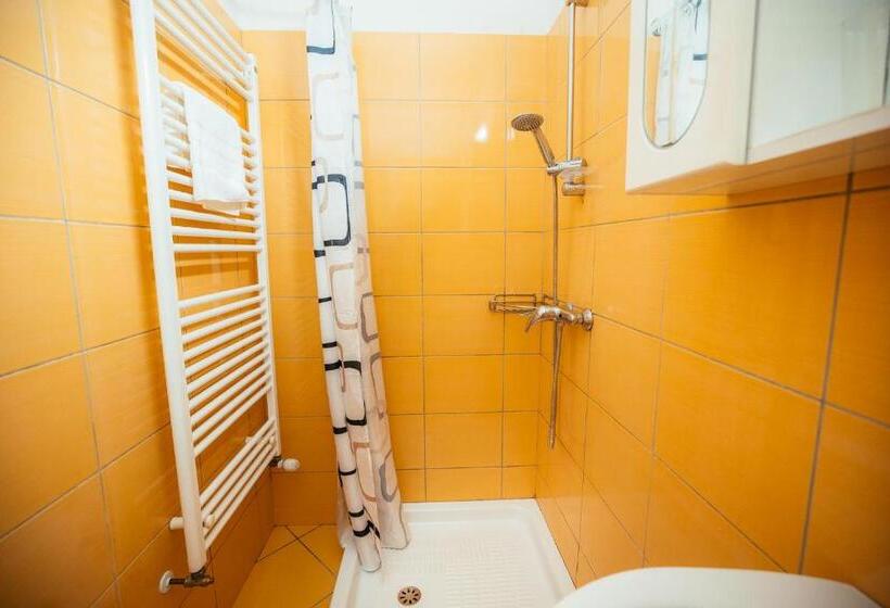 اتاق استاندارد چهار تخته, Motel Port