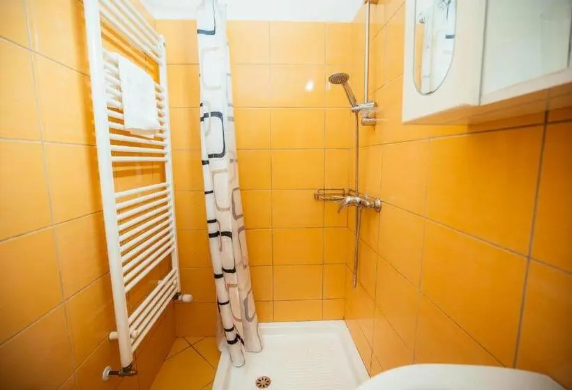 اتاق استاندارد چهار تخته, Motel Port