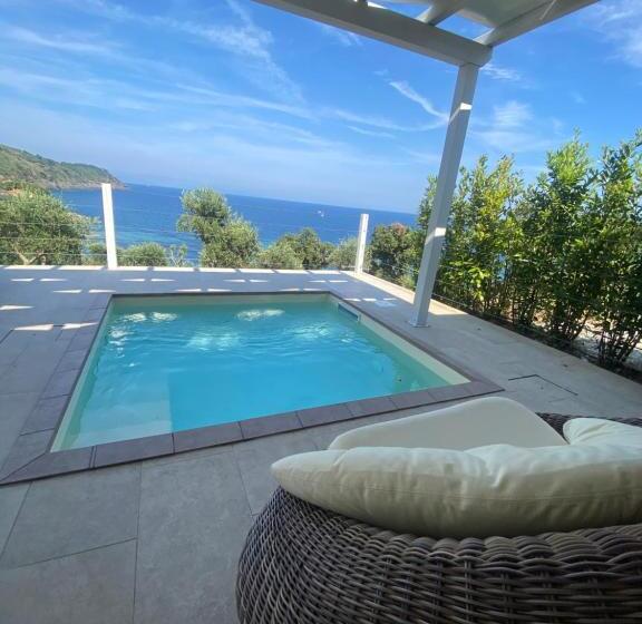 جناح جونيور مزوَّد بحمام سباحة, Resort Capo Bianco