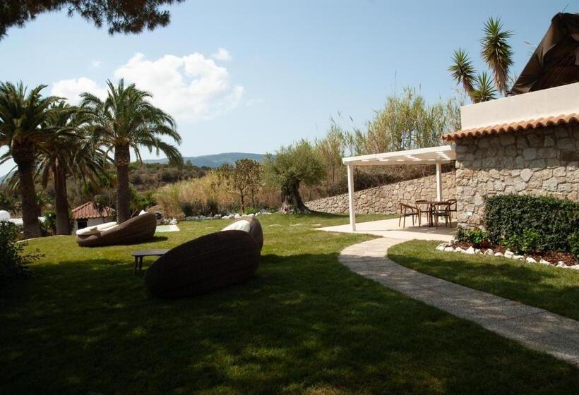 جناح مزود بحمام سباحة, Resort Capo Bianco