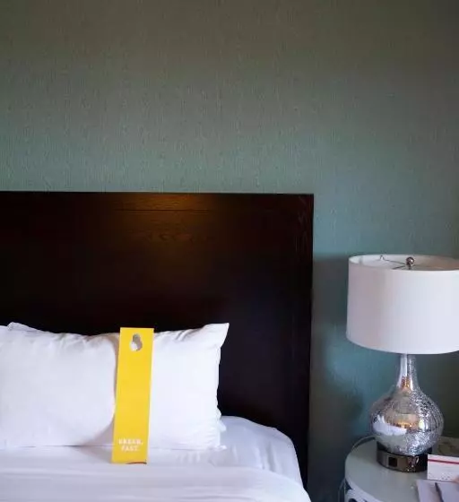 اتاق استاندارد با چشم‌انداز استخر, Crowne Plaza Cabana Hotel, An Ihg