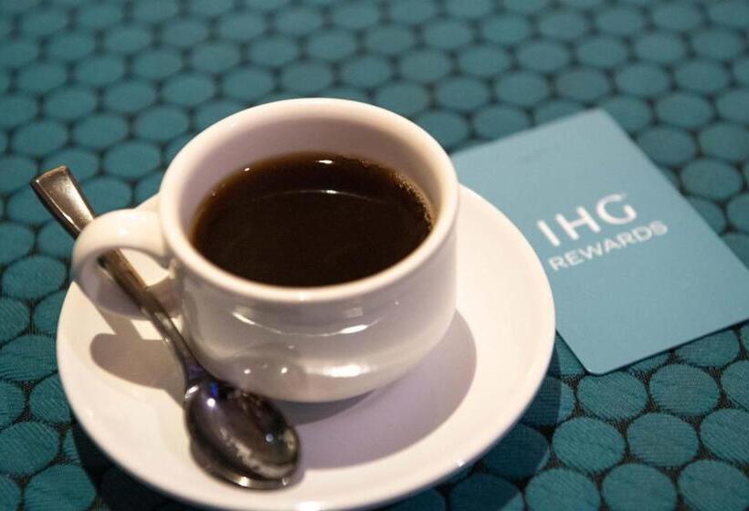 キングサイズベッドのスタンダードルーム, Crowne Plaza Cabana Hotel, An Ihg