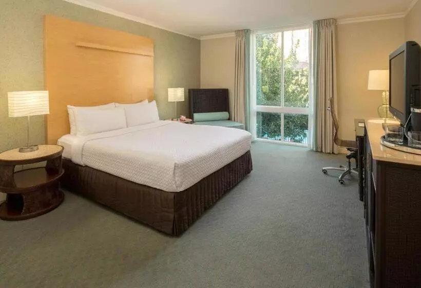 اتاق استاندارد با تخت بزرگ برای معلولان, Crowne Plaza Cabana Hotel, An Ihg