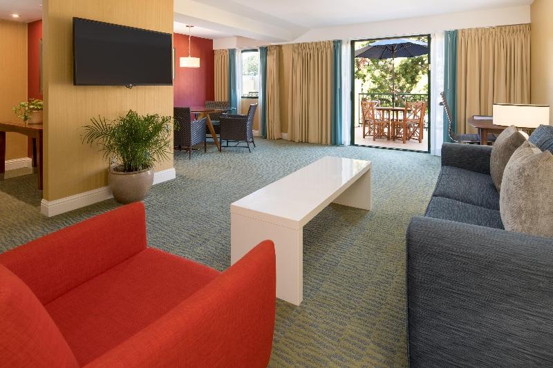 キングサイズベッドのスイートルーム, Crowne Plaza Cabana Hotel, An Ihg