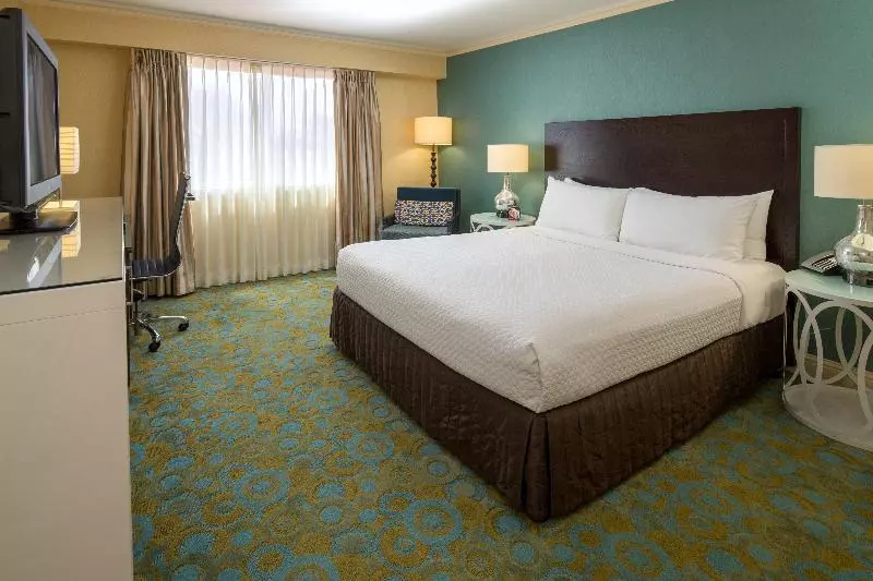 اتاق استاندارد با تخت بزرگ, Crowne Plaza Cabana Hotel, An Ihg