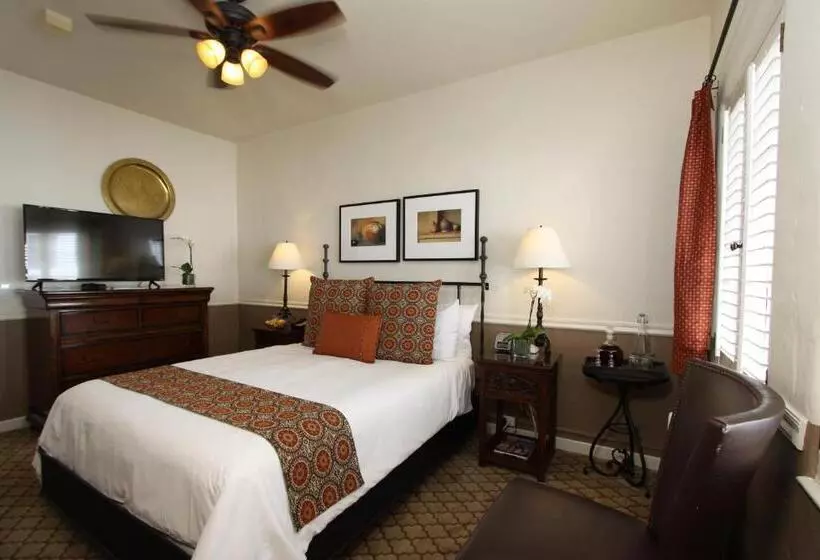 اتاق استاندارد, Cypress Inn