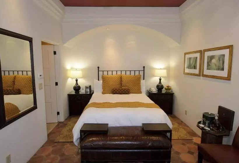 اتاق لوکس, Cypress Inn