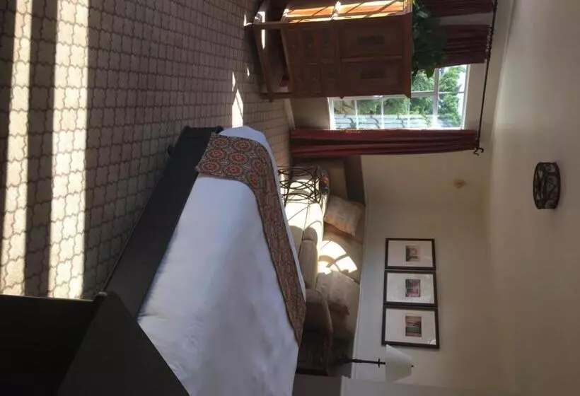 اتاق لوکس, Cypress Inn