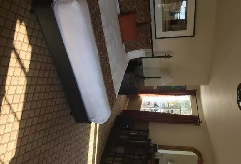 اتاق لوکس, Cypress Inn